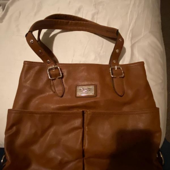 Handbags - Picture 7 of 8